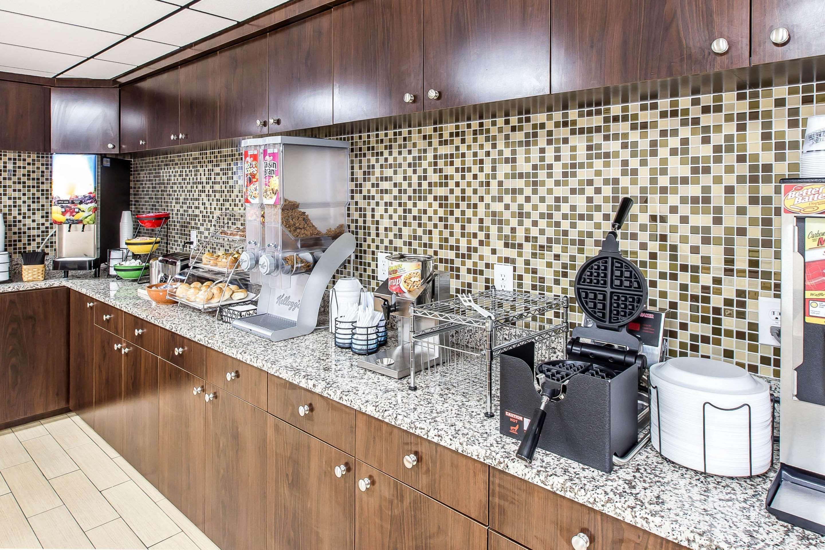 Econo Lodge Midtown Savannah Zewnętrze zdjęcie